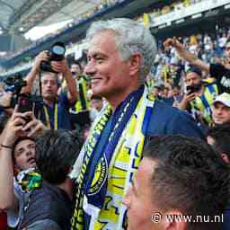 In beeld | Mourinho onthaald door tienduizenden uitzinnige fans Fenerbahçe