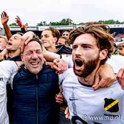In beeld | Feestende NAC-spelers vieren promotie na bizarre return in Rotterdam
