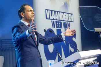 Beleefde taalgebruik van de tv-debatten is verdwenen op Vlaams Belang meeting: “We gaan het land terugnemen”