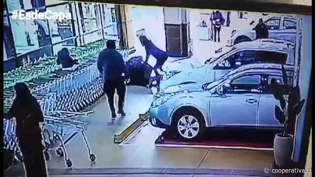 Investigan riña que involucró a carabinero en estacionamientos de un supermercado