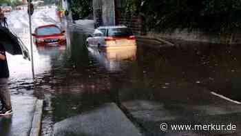 Unterführung nach Gewitter geflutet: Autos bleiben stecken