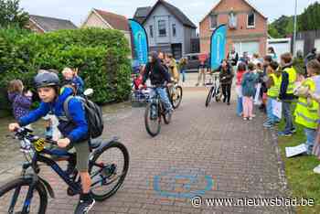 Schoolkinderen op fiets krijgen warm applaus