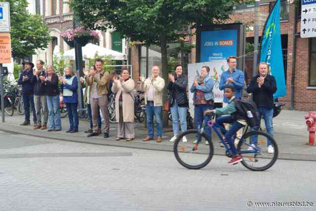 Applaus voor de fietser die zich ’s ochtends op de Grote Markt waagt