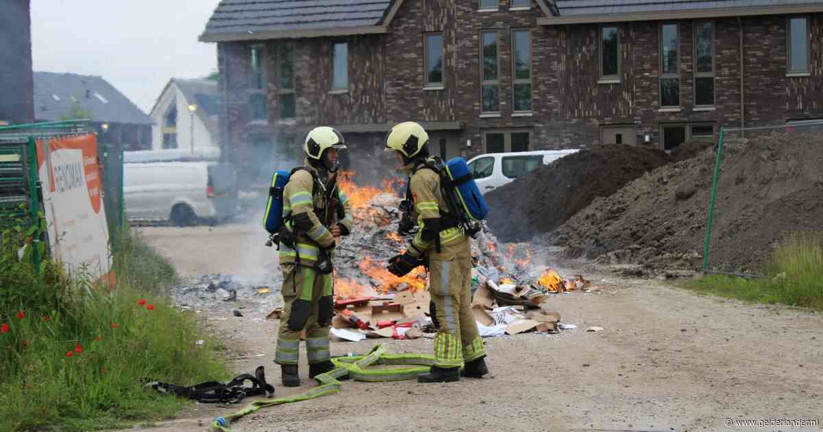 Vuilniswagen vol oud papier vliegt in brand
