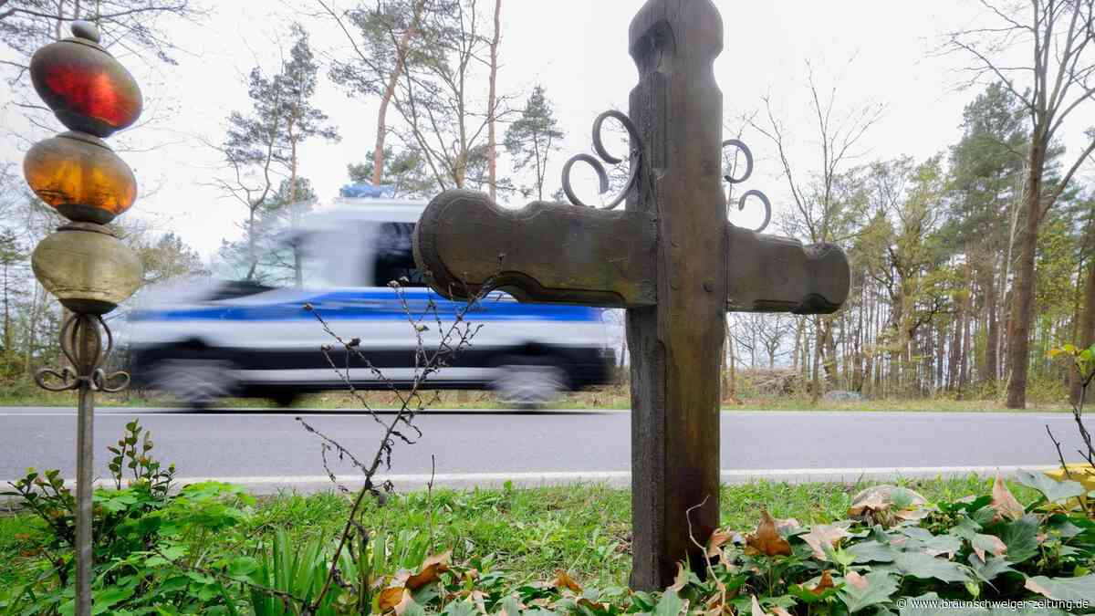 Tödlicher Unfall in Niedersachsen: Autofahrer verliert Kontrolle