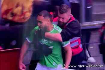 VIDEO. Knotsgek moment in Franse promotiefinale: uitdagende speler Saint-Etienne gooit agent op de grond