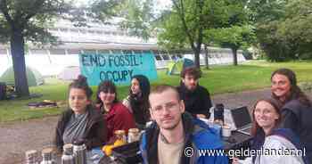 Actievoerders slaan tenten op bij hogeschool in Velp: ‘Doodsbang voor toenemende klimaatcrisis’
