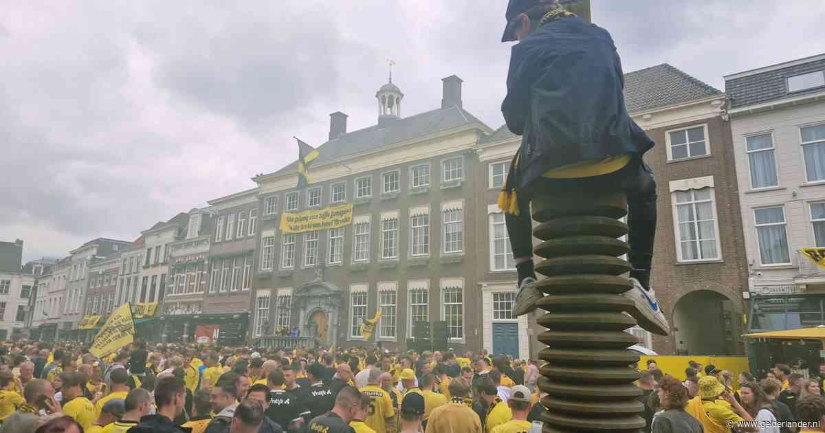 LIVE | Fans massaal in Breda voor huldiging van gepromoveerd NAC: ‘Ja-la-la-la-la Eredivisie’