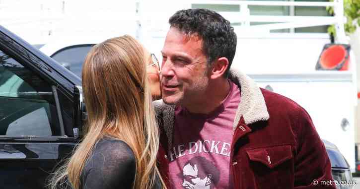 Jennifer Lopez and Ben Affleck share excruciating air kiss amid split rumours
