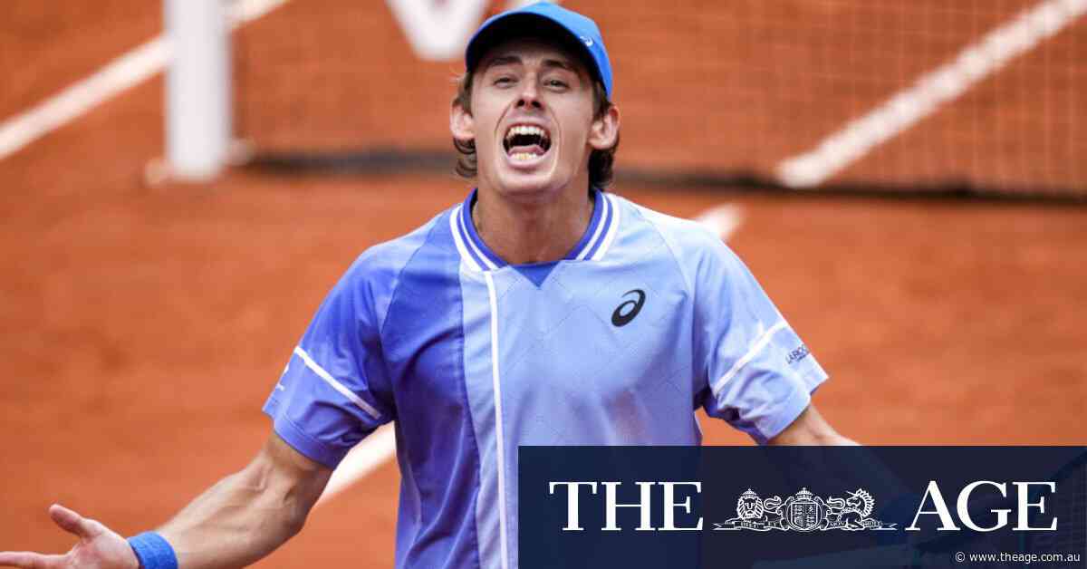 De Minaur upsets Medvedev to reach first Roland-Garros quarter-final