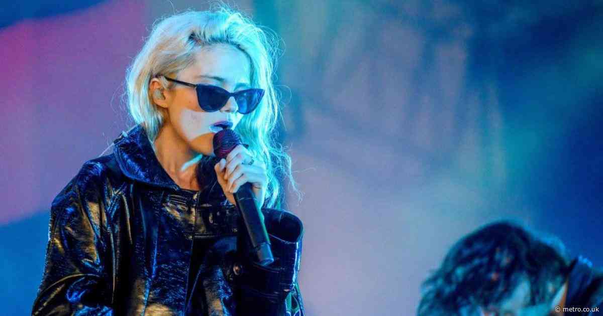 Pop star leaves fans confused after playing a concert completely in the dark