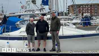 Friends sail around Britain for cancer charity