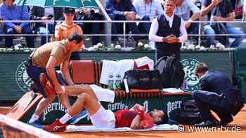 Ohne Tennis-Drama geht's nicht: Fluchender Djokovic humpelt, wankt - fällt aber nicht