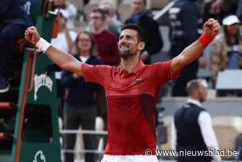 Een kat met negen levens: jammerende en toegetakelde Novak Djokovic zwoegt zich in nieuwe vijfsetter naar kwartfinale op Roland Garros