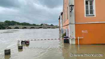 Katastrophenfall bei Hochwasser in Regensburg: Taucher müssen Bootsanleger sichern