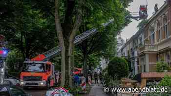 Dach in Wohnstraße brennt – Feuerwehr muss mit Kettensäge ran