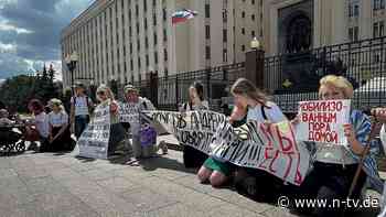 "Haben nicht vor, aufzugeben": Angehörige russischer Soldaten protestieren in Moskau