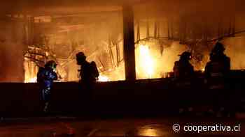 Incendio destruye mall chino en la comuna de El Monte