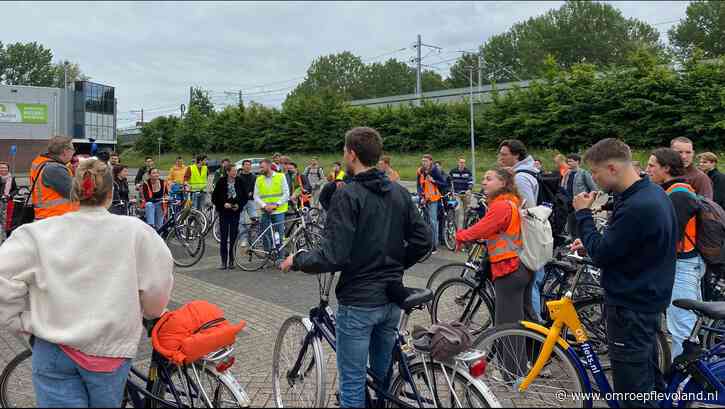 Almere - Buitenlandse studenten onder de indruk van fietsstad Almere
