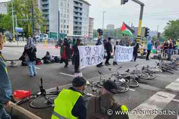 Vastgeketende pro-Palestijnse actievoerders blokkeren Gentse stadsring: “Jij kan niet naar je werk, de mensen in Gaza kunnen nergens heen”