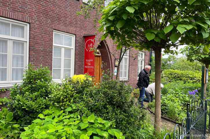 Rotary en smederij Van Riessen maken tuin van hospice klaar voor de zomer