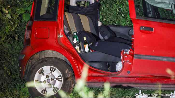 Urk - Veel flessen bier en wijn in over de kop geslagen auto, 27-jarige Urkse zwaargewond