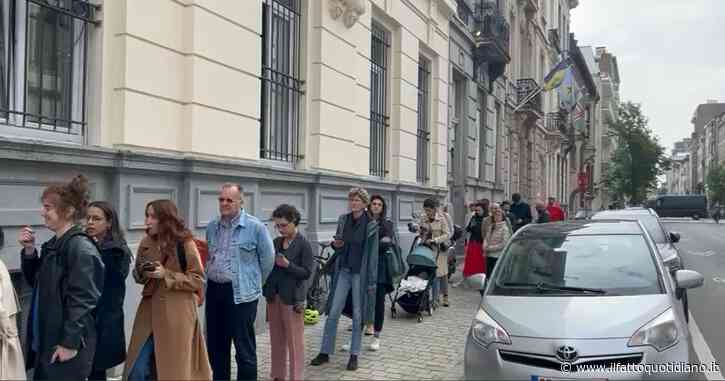 Europee, caos al consolato italiano in Belgio. Le schede non ci sono, in centinaia in fila: ‘Qui da ore, c’è chi se ne è andato e non voterà’