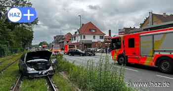 Unfall in Hannover-Vinnhorst: Auto landet auf Stadtbahngleisen - Sperrung