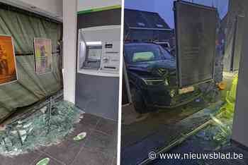 Auto ramt geparkeerde wagen en rijdt daarna bankkantoor binnen, bestuurder vlucht weg: “De schade is enorm”
