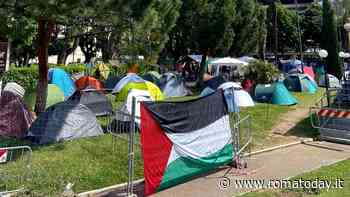 Sapienza, gli studenti smontano le tende pro Palestina. L'ateneo: "Inaccettabili gli atti vandalici"