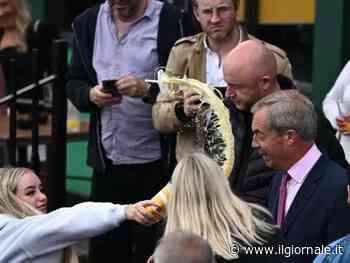 Farage contestato, donna gli getta milkshake sulla faccia
