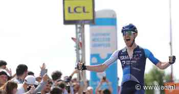 Derek Gee wint derde etappe en pakt leiderstrui in Dauphiné met machtige sprint heuvelop