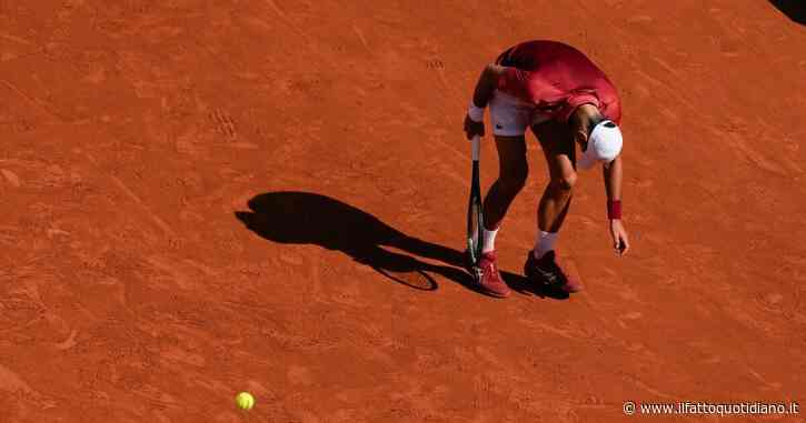 Roland Garros, Djokovic annuncia il forfait per una lesione al menisco mediale del ginocchio destro e si ritira dal torneo