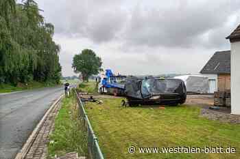 Schwerer Unfall: Auto landet nach Überschlag auf Grundstück