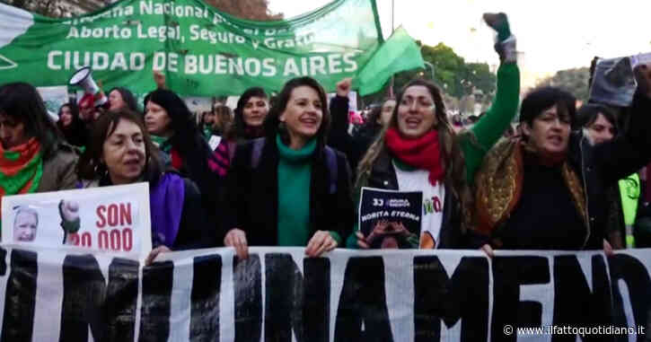 Migliaia di donne in corteo a Buenos Aires: è la protesta contro la violenza di genere e le politiche di Milei – Video