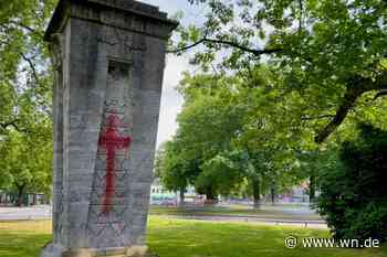 Denkmäler und Buswartehallen mit Graffiti beschmiert
