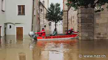 Die Bewohner der historischen Altstadt von Passau trotzen dem Hochwasser