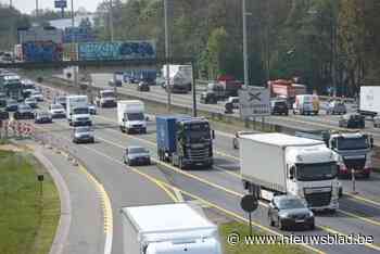 Dodelijk slachtoffer bij zwaar verkeersongeval op Brusselse ring: gekantelde vrachtwagen dreigt moeilijke ochtendspits te veroorzaken
