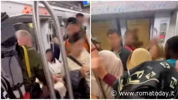 I passeggeri della metro di Roma stanno "cacciando" i (presunti) borseggiatori dai treni