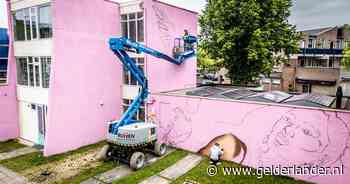 Jaren 90-grijs wijkt voor enorm graffitikunstwerk: Sander en Maurice veranderen kantoorpand in ‘een stukje Berlijn’