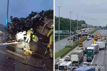 Chauffeur (54) laat het leven nadat vrachtwagen kantelt op Brusselse ring: “Band losgekomen na vangrail te raken”