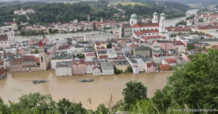 La città bavarese di Passau è completamente sommersa: migliaia di persone lasciano le case allagate dal Danubio