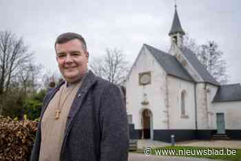 Priester Mick Huybrechts (38) stopt al als pastoor: “De laatste weken begon het op mijn gezondheid te wegen”