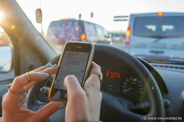Vier bestuurders rijden met gsm in de hand: intrekking rijbewijs
