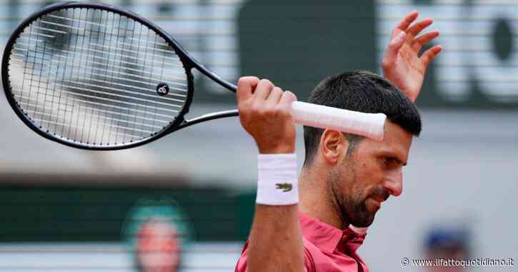 Djokovic ha deciso di operarsi al ginocchio: addio Wimbledon, nel mirino le Olimpiadi di Parigi
