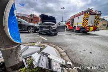 Heftiger Crash: Straßenleuchten krachen auf Audi von Senior (81)