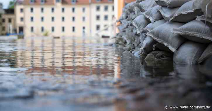 Regensburg lässt Wasser an Donau-Schutzwänden vorbeifließen