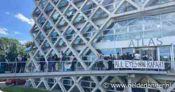 Activisten blokkeren WUR-gebouw: ‘Gaan niet weg tot we naar binnen mogen’