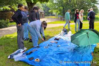 Leerlingen wegen en sorteren afval uit Nete: “Welke soort rommel is een paraplu?”