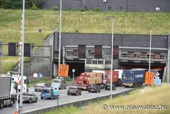 Twee rijstroken dicht in Kennedytunnel door ongeval met legervoertuigen: “Dit belooft niets goeds voor de avondspits in Antwerpen”